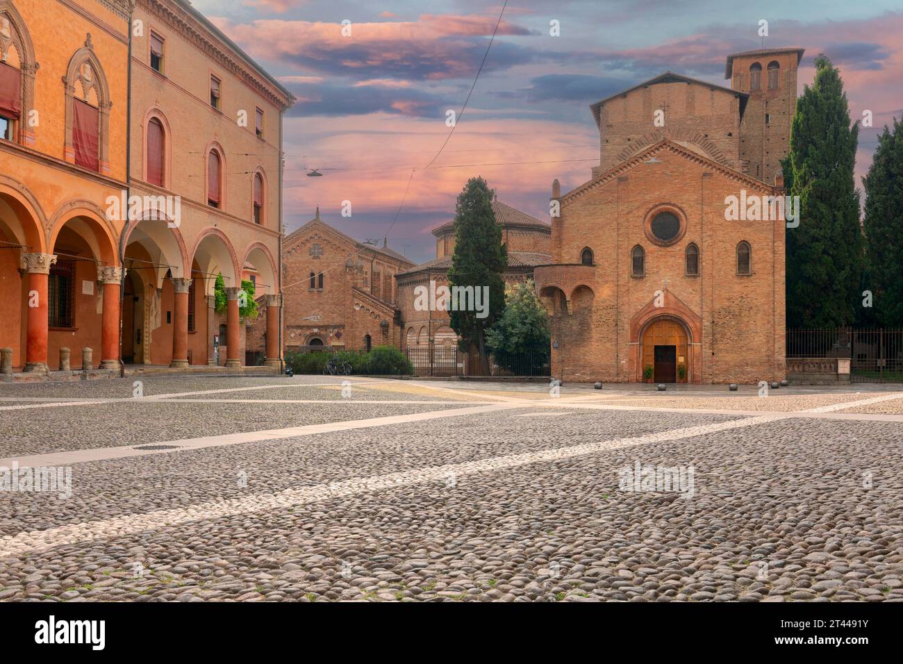 Piazza Santo Stefano. Blick auf die Fassade der Basilika und die Menschen, die auf dem Platz laufen oder stehen. Italienische Sommeratmosphäre Stockfoto