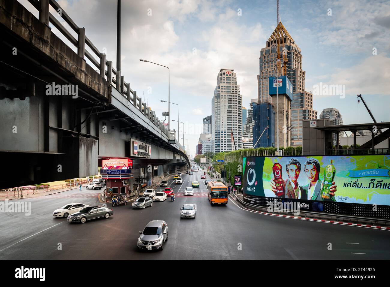Blick auf Rama 4 Rd von Silom Rd Unterhalb der Thai Japanese Friendship Bridge, an der Kreuzung Sala Daeng, Bangkok, Thailand. Stockfoto