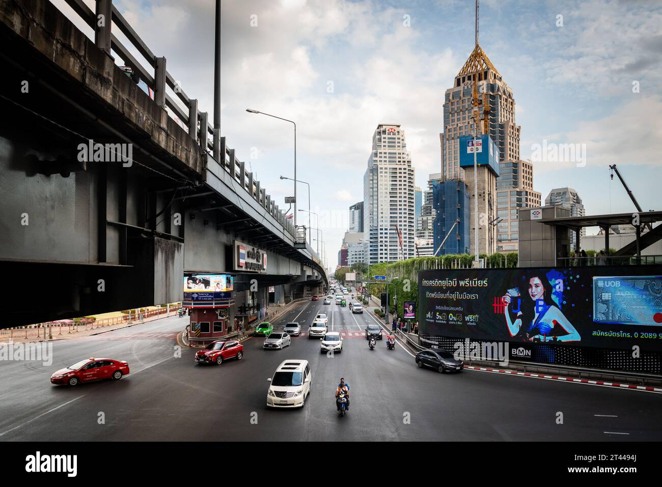 Blick auf Rama 4 Rd von Silom Rd Unterhalb der Thai Japanese Friendship Bridge, an der Kreuzung Sala Daeng, Bangkok, Thailand. Stockfoto