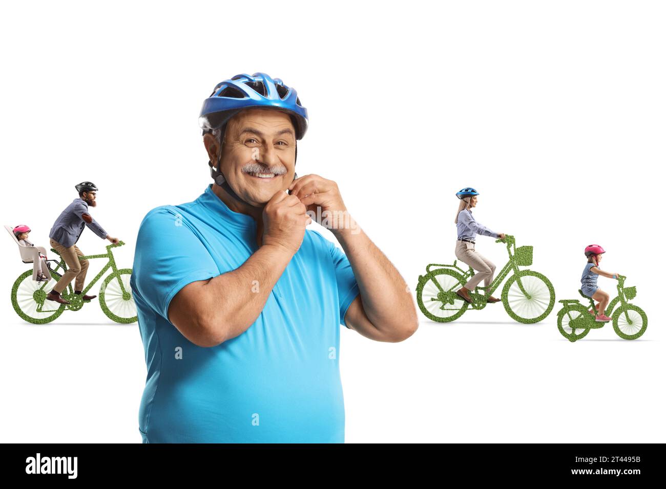 Fröhlicher reifer Mann, der einen Fahrradhelm aufsetzt und Leute, die grüne Fahrräder im Rücken fahren, isoliert auf weißem Hintergrund Stockfoto