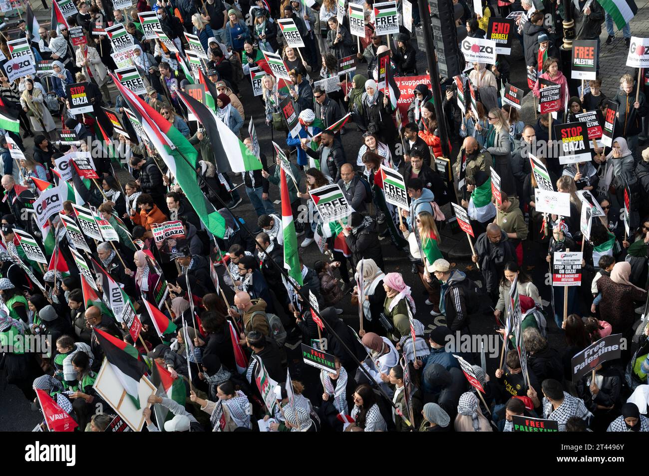 Am 28. Oktober 2023 marschierten Massen in Zentral-London und protestierten gegen die israelische Bombardierung des Gazastreifens Stockfoto