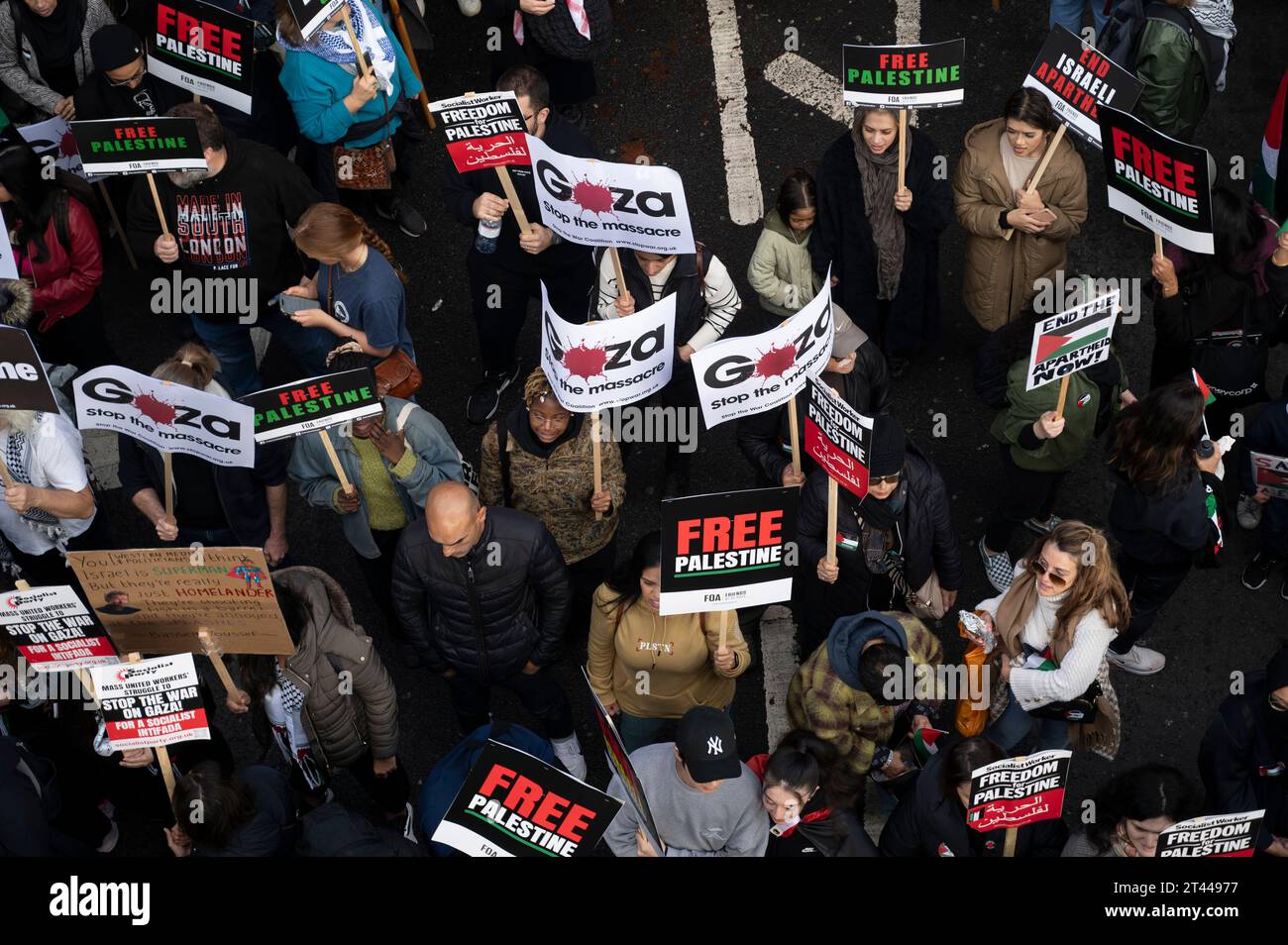 Am 28. Oktober 2023 marschierten Massen in Zentral-London und protestierten gegen die israelische Bombardierung des Gazastreifens Stockfoto