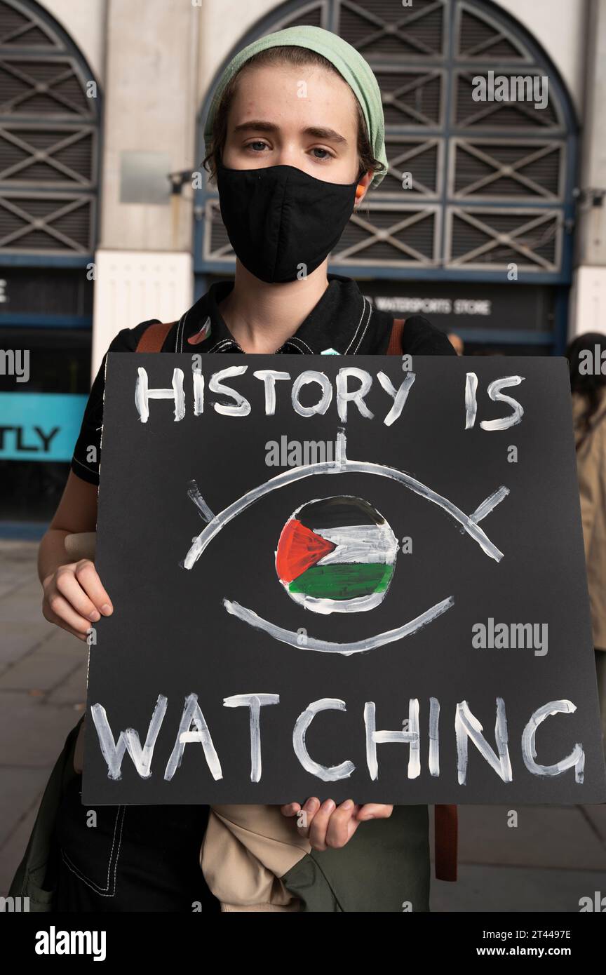 Am 28. Oktober 2023 marschierten Massen in Zentral-London und protestierten gegen die israelische Bombardierung des Gazastreifens Stockfoto