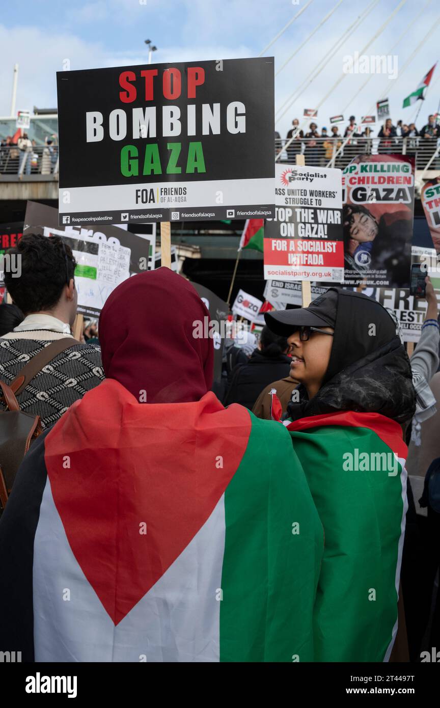 Am 28. Oktober 2023 marschierten Massen in Zentral-London und protestierten gegen die israelische Bombardierung des Gazastreifens Stockfoto