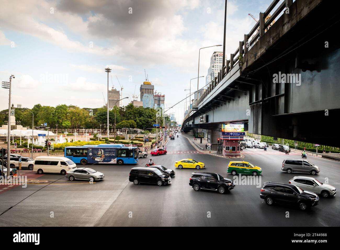 Blick auf Rama 4 Rd Von Silom Rd. Unterhalb der Thai Japanese Friendship Bridge, Bangkok, Thailand. Der Lumpini Park befindet sich auf der linken Seite und der Sala Daeng auf der rechten Seite. Stockfoto