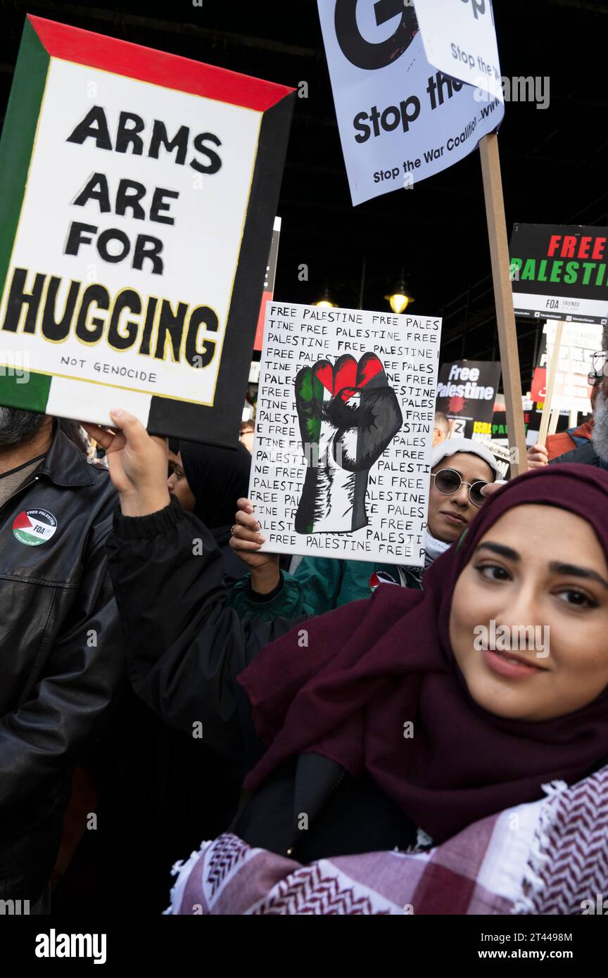 Am 28. Oktober 2023 marschierten Massen in Zentral-London und protestierten gegen die israelische Bombardierung des Gazastreifens Stockfoto