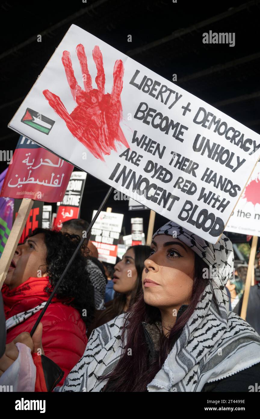 Am 28. Oktober 2023 marschierten Massen in Zentral-London und protestierten gegen die israelische Bombardierung des Gazastreifens Stockfoto