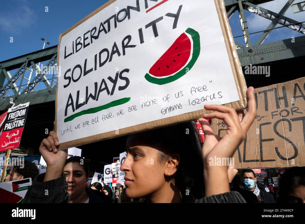 Am 28. Oktober 2023 marschierten Massen in Zentral-London und protestierten gegen die israelische Bombardierung des Gazastreifens Stockfoto