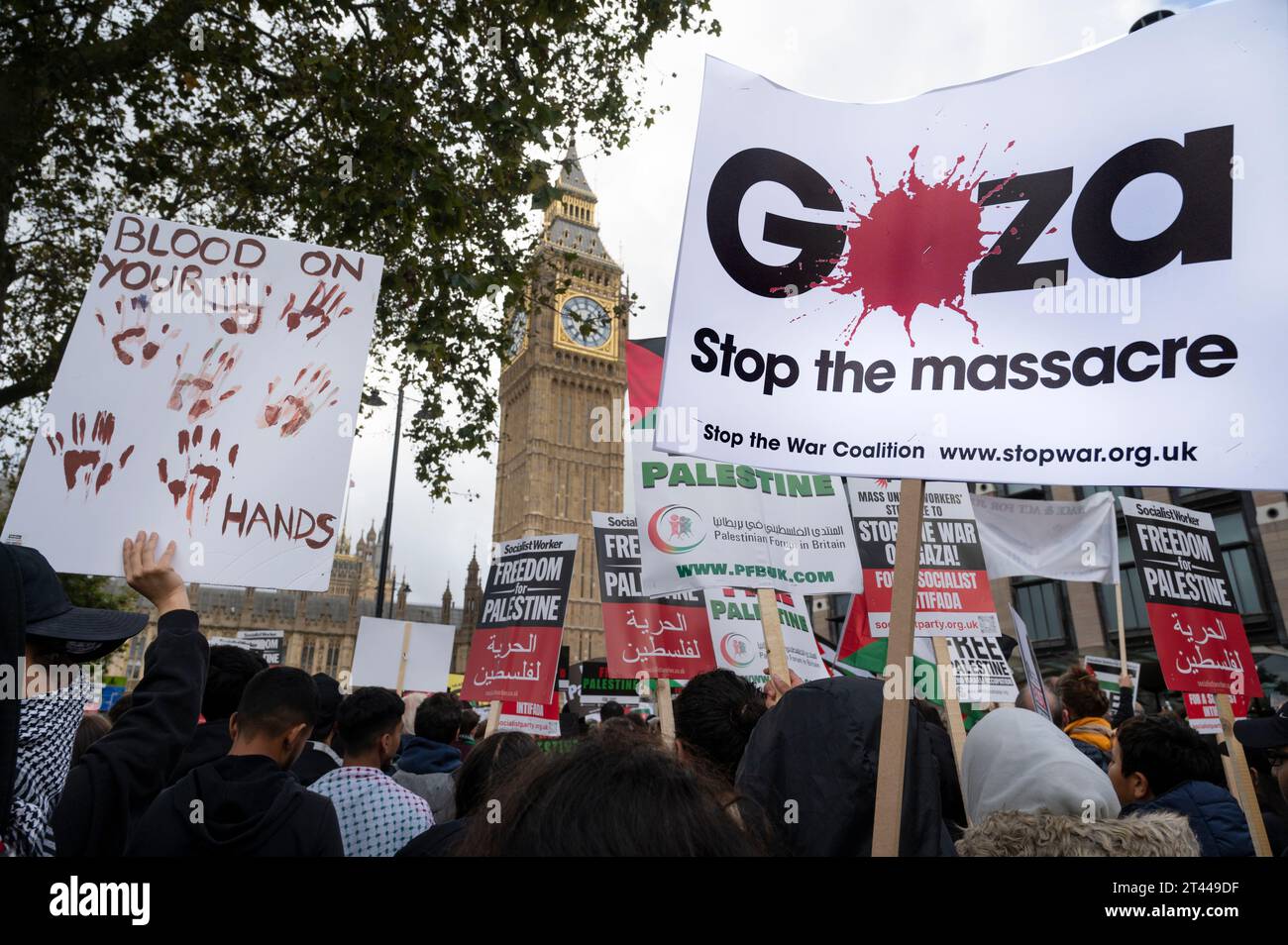 Am 28. Oktober 2023 marschierten Massen in Zentral-London und protestierten gegen die israelische Bombardierung des Gazastreifens Stockfoto