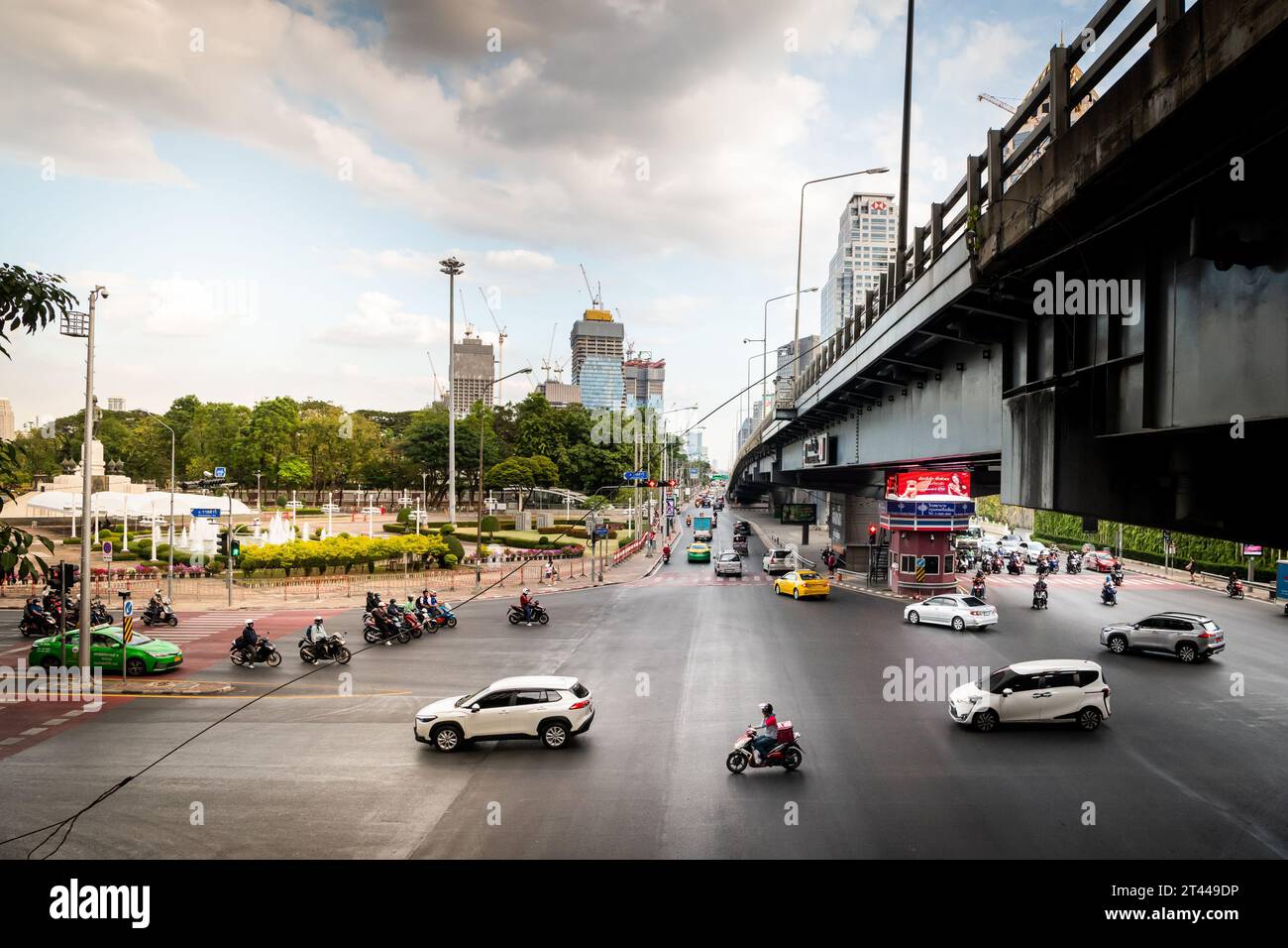 Blick auf Rama 4 Rd Von Silom Rd. Unterhalb der Thai Japanese Friendship Bridge, Bangkok, Thailand. Der Lumpini Park befindet sich auf der linken Seite und der Sala Daeng auf der rechten Seite. Stockfoto