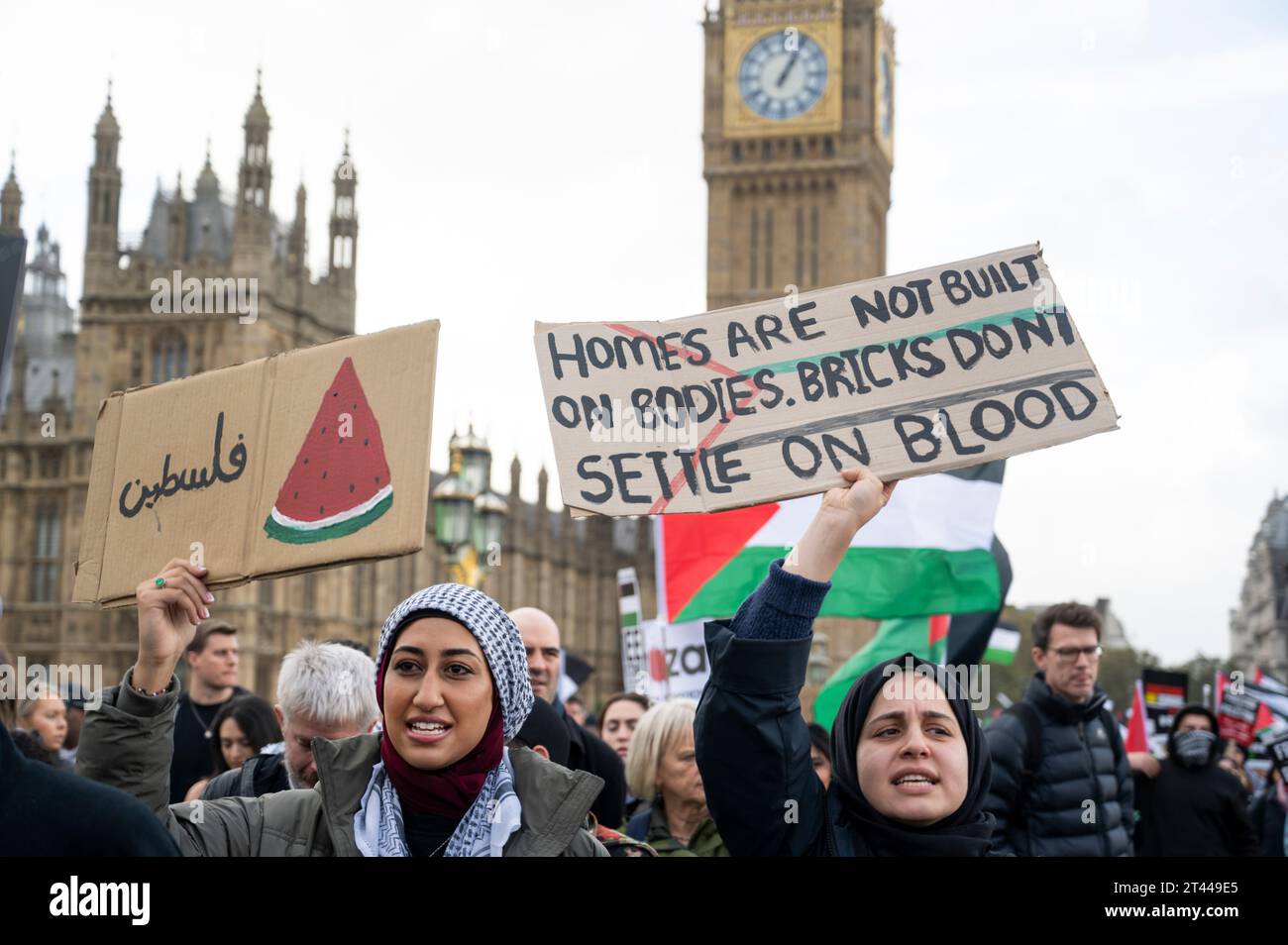 Am 28. Oktober 2023 marschierten Massen in Zentral-London und protestierten gegen die israelische Bombardierung des Gazastreifens Stockfoto