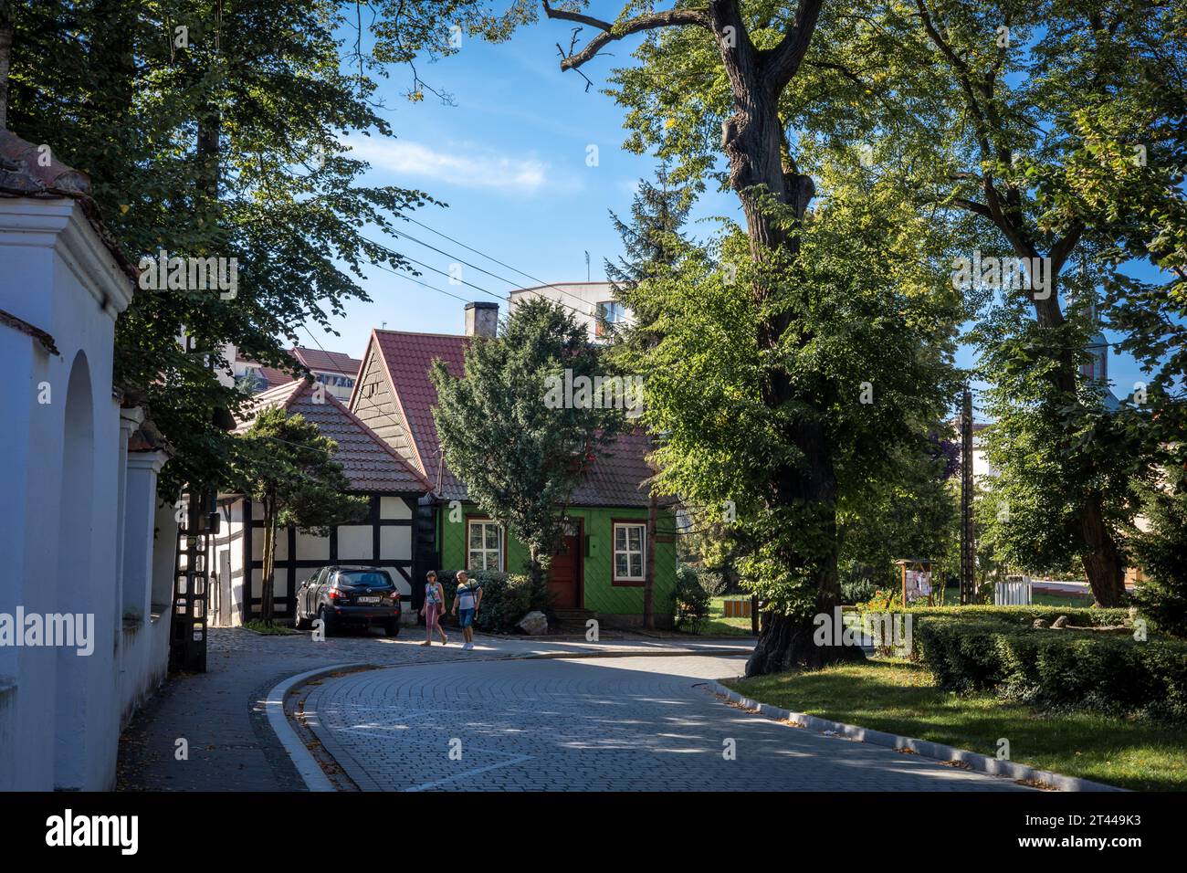 Kamien Pomorski, Polen - 16. September 2023: Traditionelle pommersche Architektur. Wattle and Daub House und ein grünes Cottage am Cathedral Square. Stockfoto