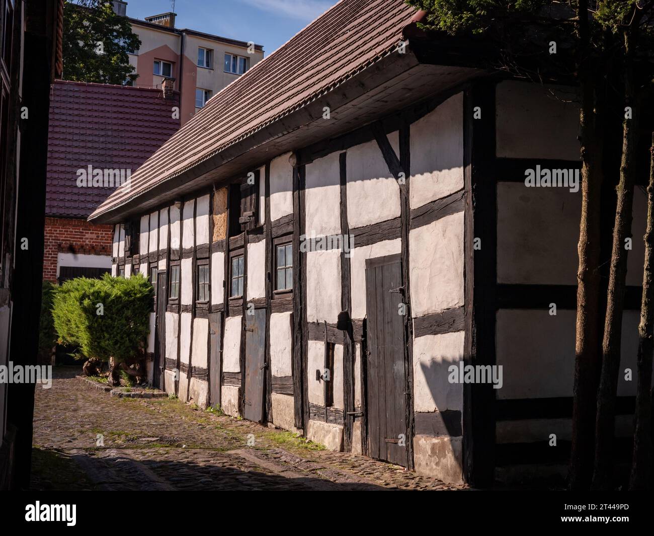 Kamien Pomorski, Polen - 16. September 2023: Traditionelle pommersche Architektur. Wattle and Daub House am Domplatz in der historischen Altstadt. Stockfoto