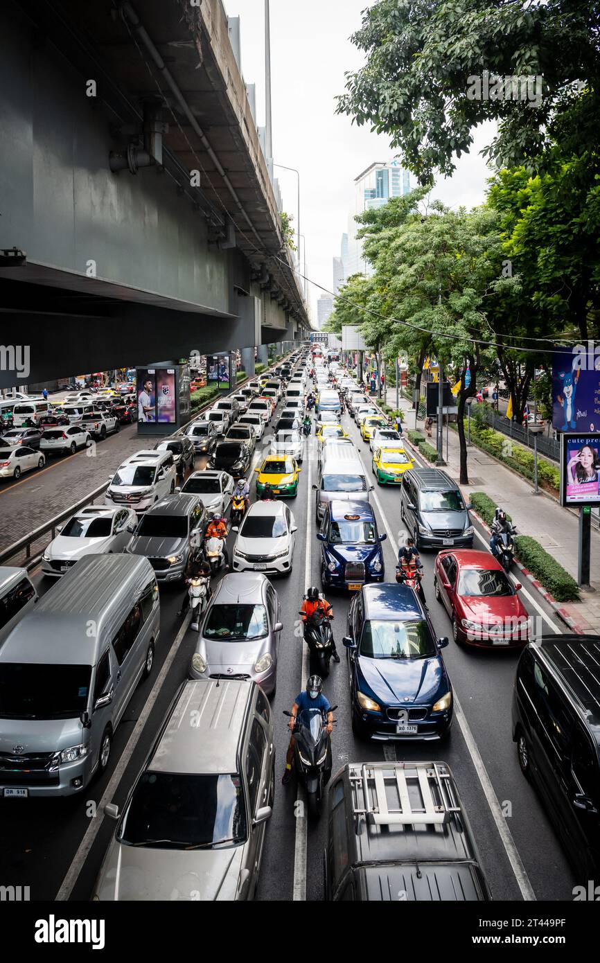 Rama 4 Rd. In der Nähe von Silom unter der Thai Japanese Friendship Bridge, Sala Daeng, Bangkok Thailand. Typischer stark frequentierter Verkehr an dieser Kreuzung. Stockfoto