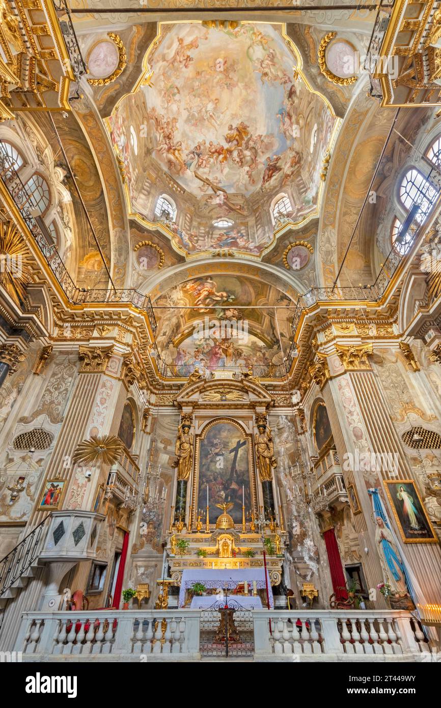 GENOVA, ITALIEN - 6. MÄRZ 2023: Presbyterium und Kuppel der Barockkirche Chiesa di Santa Croce. Stockfoto