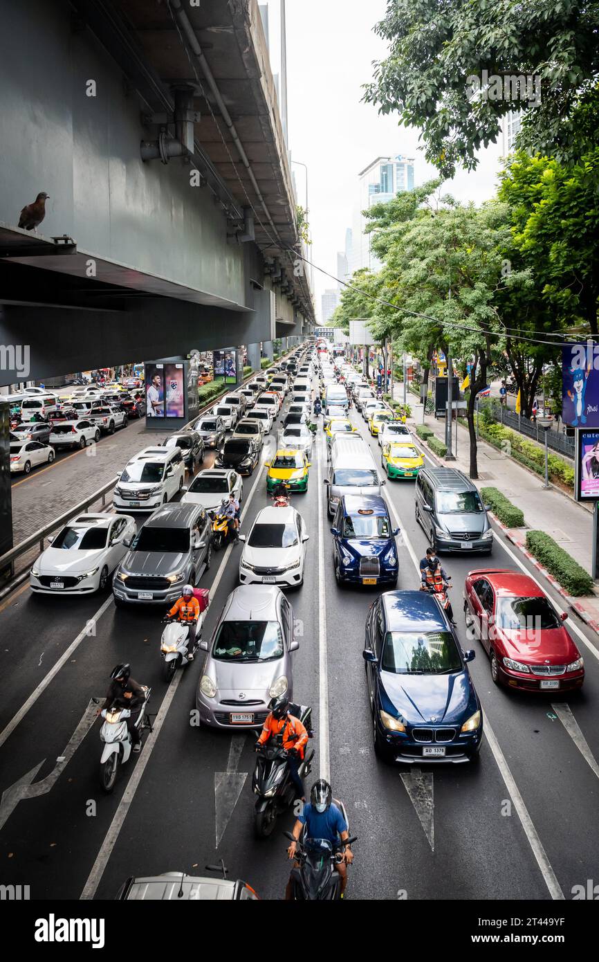 Rama 4 Rd. In der Nähe von Silom unter der Thai Japanese Friendship Bridge, Sala Daeng, Bangkok Thailand. Typischer stark frequentierter Verkehr an dieser Kreuzung. Stockfoto