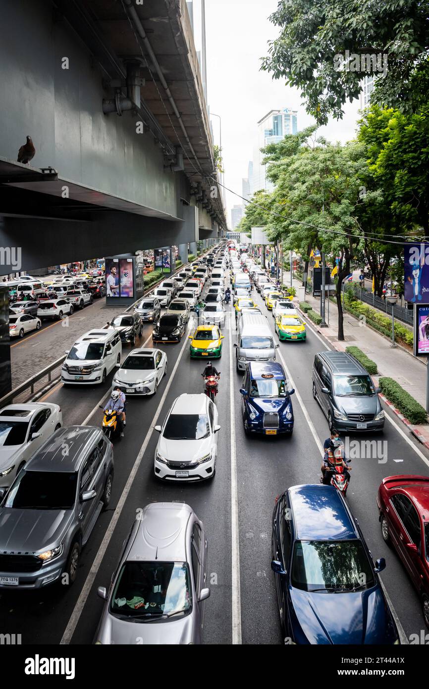 Rama 4 Rd. In der Nähe von Silom unter der Thai Japanese Friendship Bridge, Sala Daeng, Bangkok Thailand. Typischer stark frequentierter Verkehr an dieser Kreuzung. Stockfoto