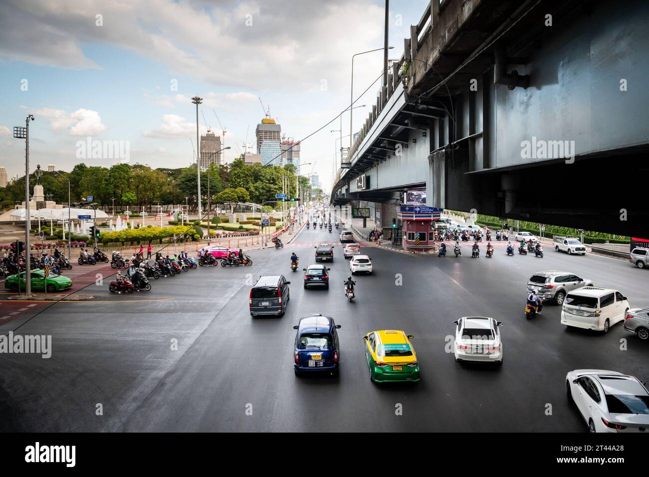 Blick auf Rama 4 Rd Von Silom Rd. Unterhalb der Thai Japanese Friendship Bridge, Bangkok, Thailand. Der Lumpini Park befindet sich auf der linken Seite und der Sala Daeng auf der rechten Seite. Stockfoto