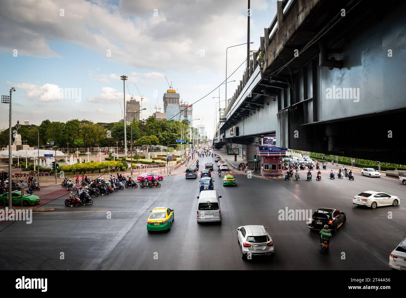 Blick auf Rama 4 Rd Von Silom Rd. Unterhalb der Thai Japanese Friendship Bridge, Bangkok, Thailand. Der Lumpini Park befindet sich auf der linken Seite und der Sala Daeng auf der rechten Seite. Stockfoto