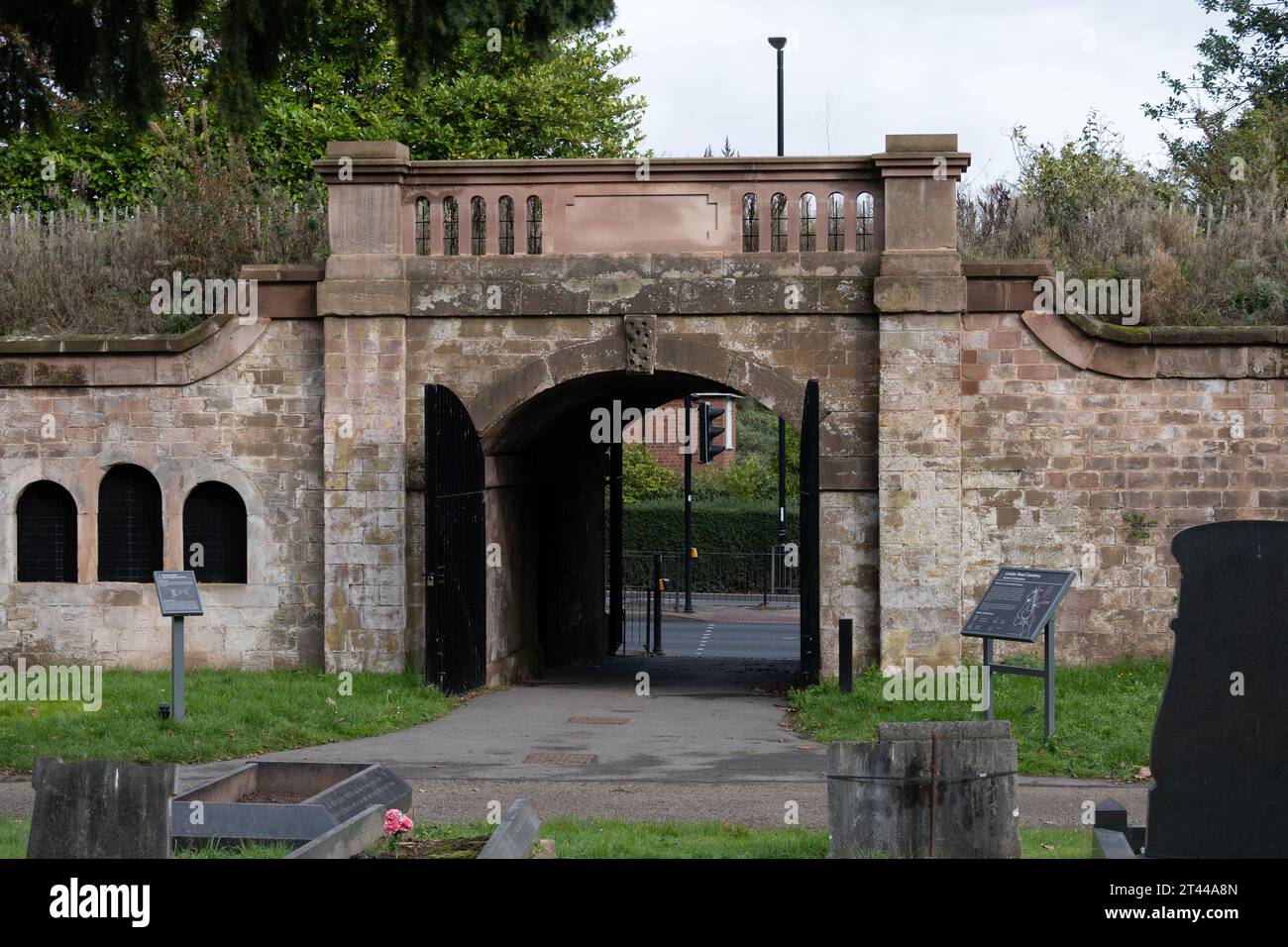 Der Fahrbahntunnel, London Road Cemetery, Coventry, West Midlands, England, UK Stockfoto