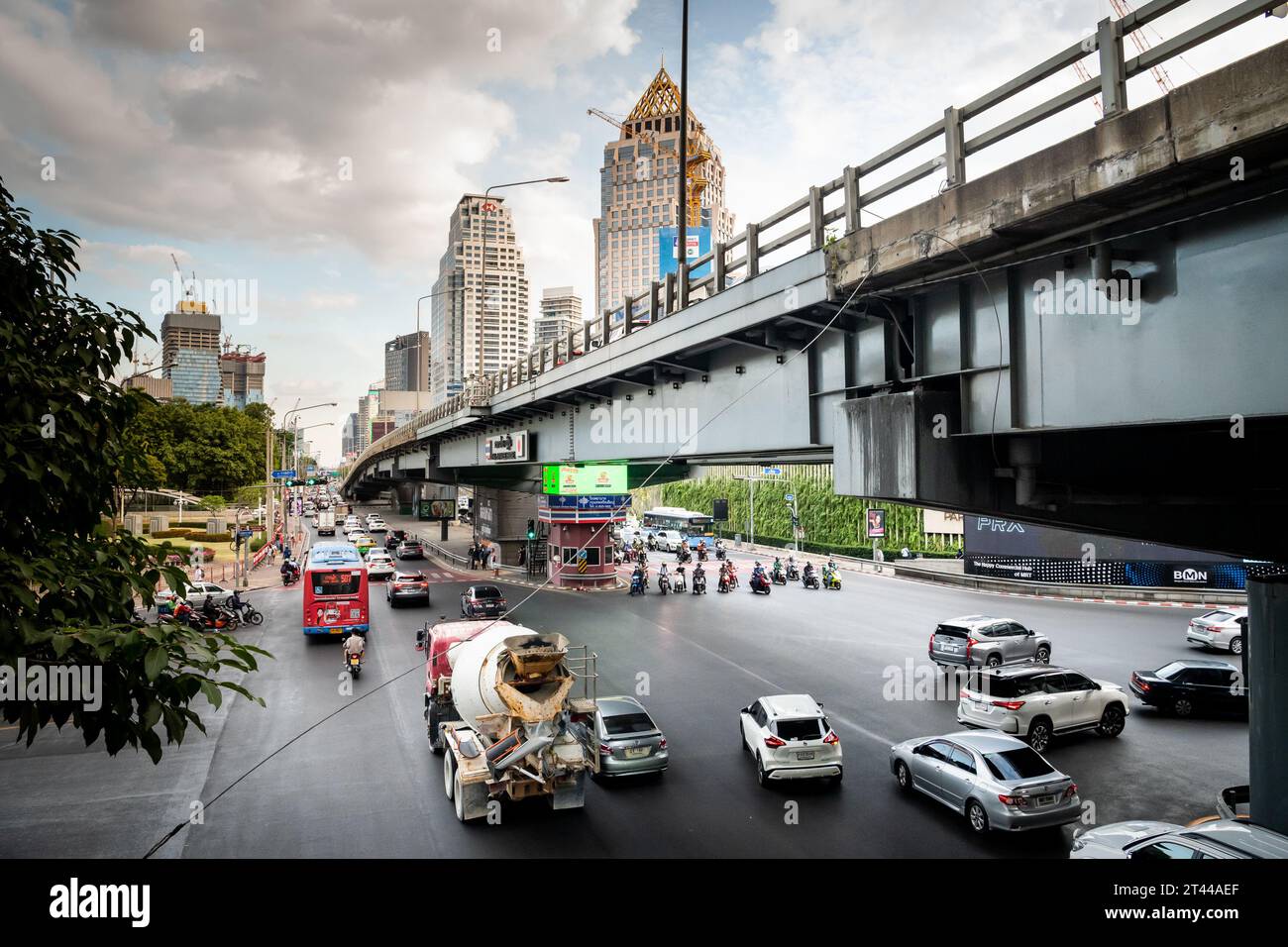 Blick auf Rama 4 Rd Von Silom Rd. Unterhalb der Thai Japanese Friendship Bridge, Bangkok, Thailand. Der Lumpini Park befindet sich auf der linken Seite und der Sala Daeng auf der rechten Seite. Stockfoto