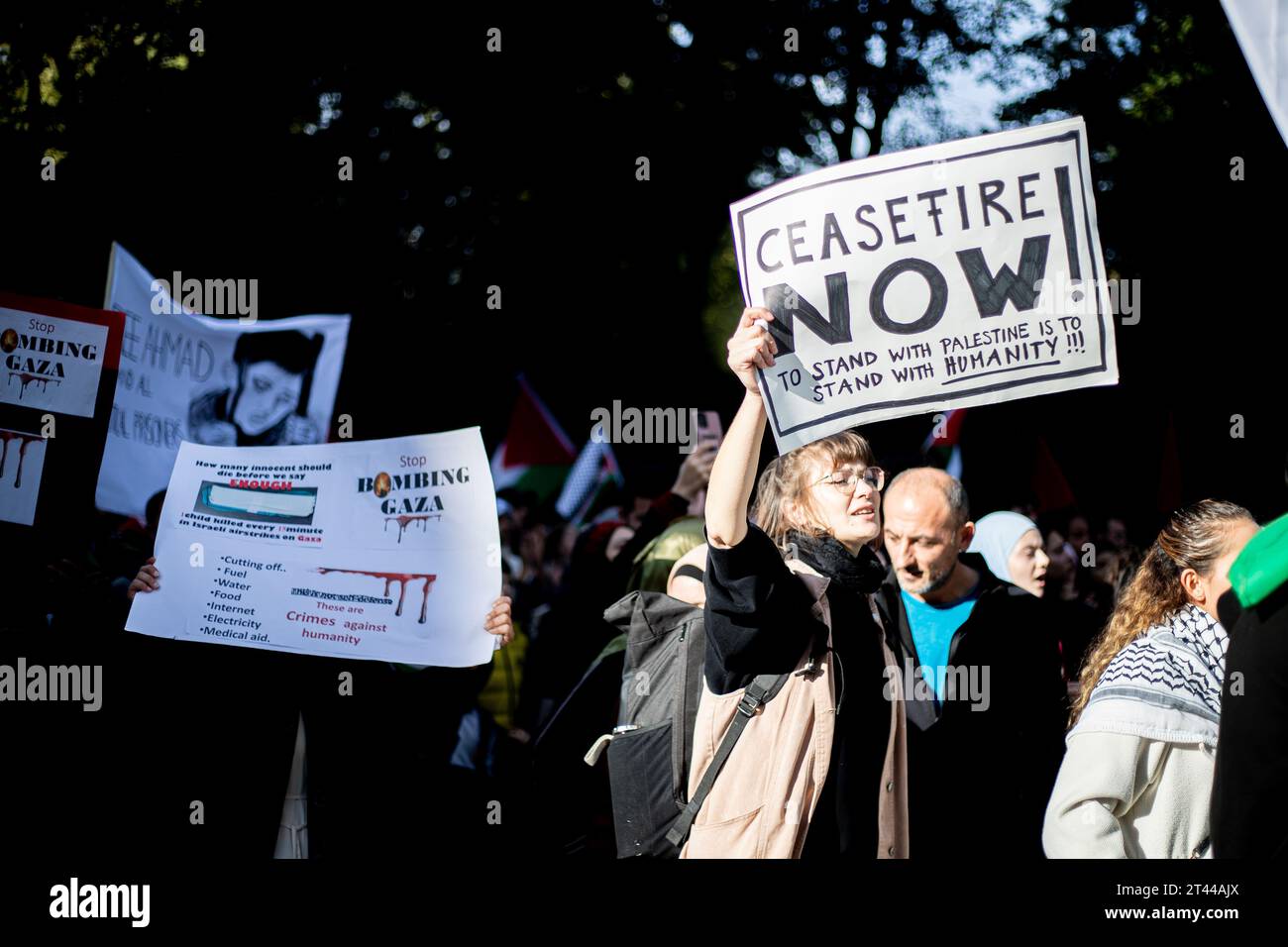 München, Deutschland. Oktober 2023. Am 28. Oktober 2023 versammelten sich tausende Teilnehmer auf dem Karl-Stuetzel-Platz in München, um gemeinsam für einen sofortigen Waffenstillstand zu demonstrieren und ihre Solidarität mit Palästina zu zeigen. Sie sprachen sich bewusst gegen Antisemitismus und Rassismus aus und verlangten Frieden für Gaza und ein Ende des Krieges. (Foto: Alexander Pohl/SIPA USA) Credit: SIPA USA/Alamy Live News Stockfoto