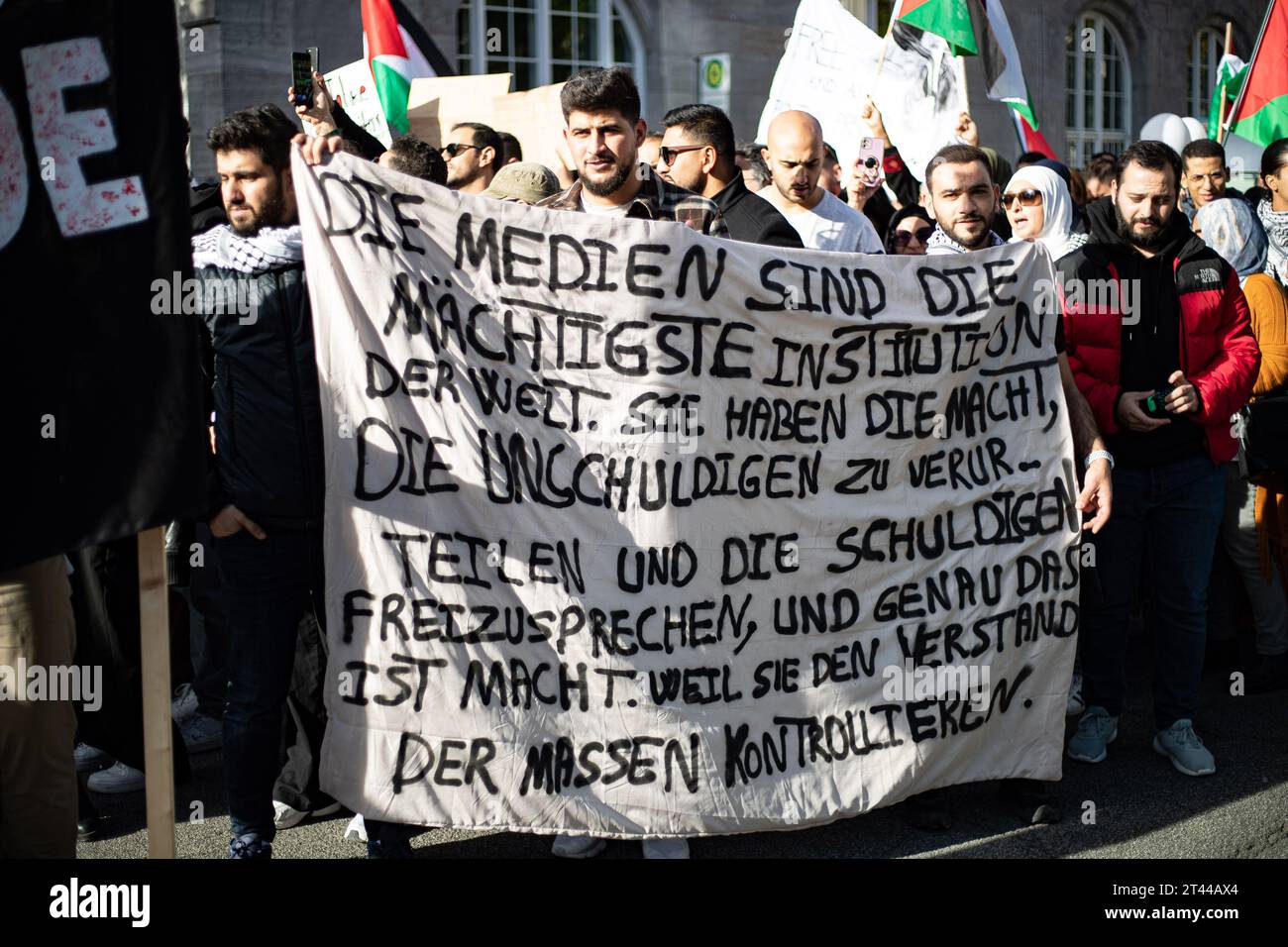 München, Deutschland. Oktober 2023. Am 28. Oktober 2023 versammelten sich tausende Teilnehmer auf dem Karl-Stuetzel-Platz in München, um gemeinsam für einen sofortigen Waffenstillstand zu demonstrieren und ihre Solidarität mit Palästina zu zeigen. Sie sprachen sich bewusst gegen Antisemitismus und Rassismus aus und verlangten Frieden für Gaza und ein Ende des Krieges. (Foto: Alexander Pohl/SIPA USA) Credit: SIPA USA/Alamy Live News Stockfoto
