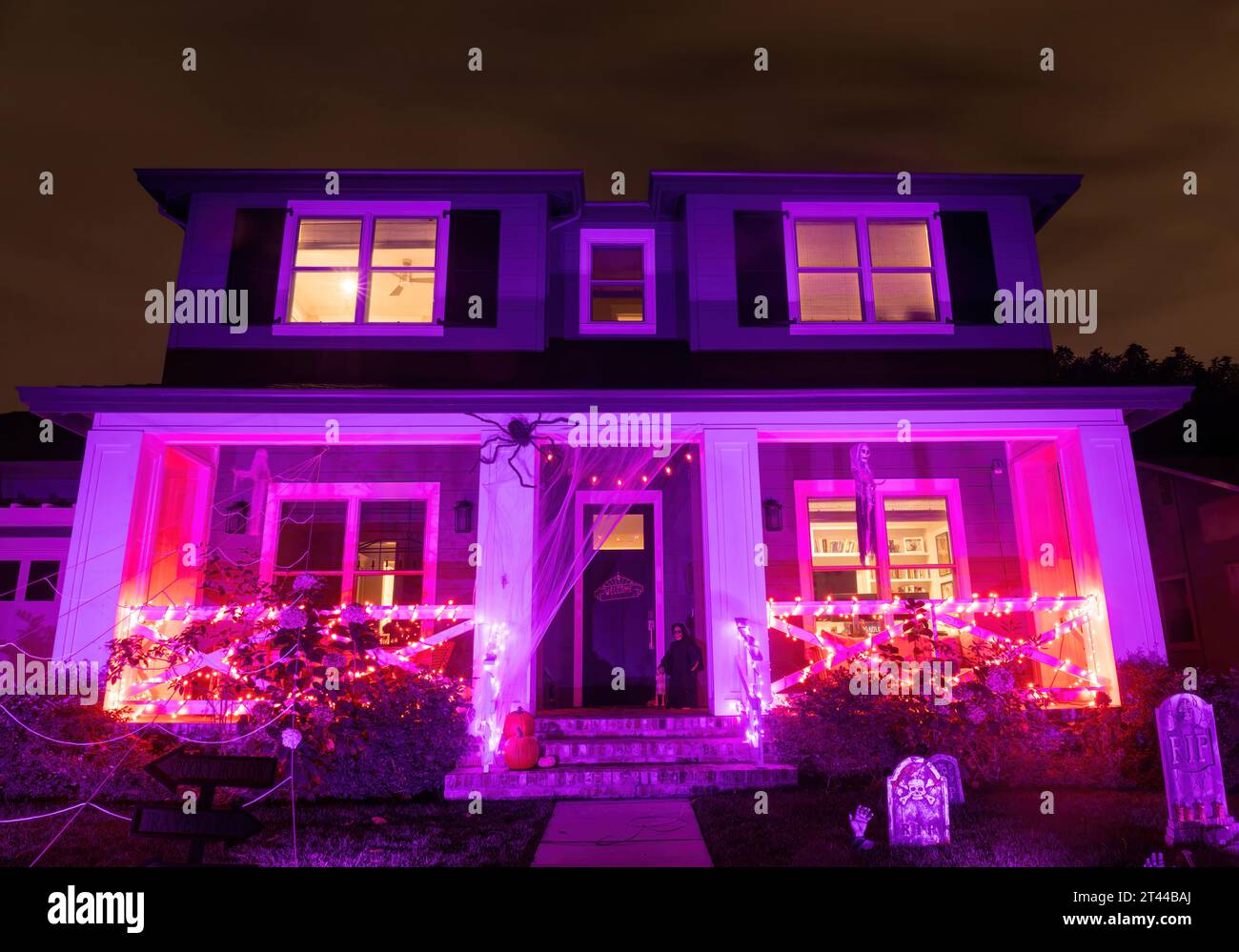Buntes beleuchtetes Halloween-Haus mit unheilvollem Nachthimmel Stockfoto