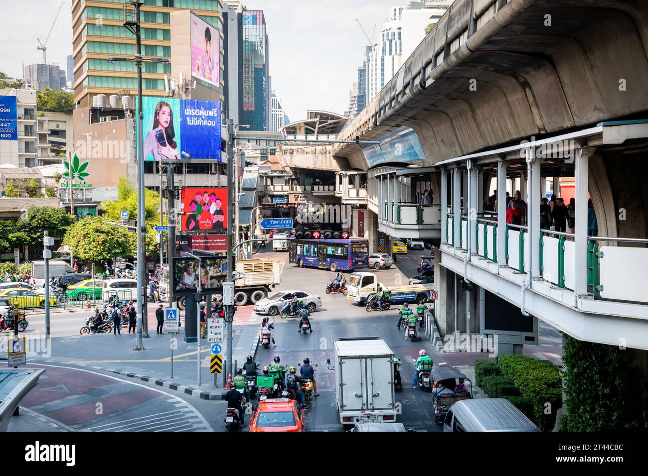 Blick auf die Kreuzung der Sukhumvit Rd., Asoke Montri Rd Und Ratchadaphisek Rd Mit dem Asoke BTS Sky Train Bahnhof im Zentrum von Bangkok. Stockfoto