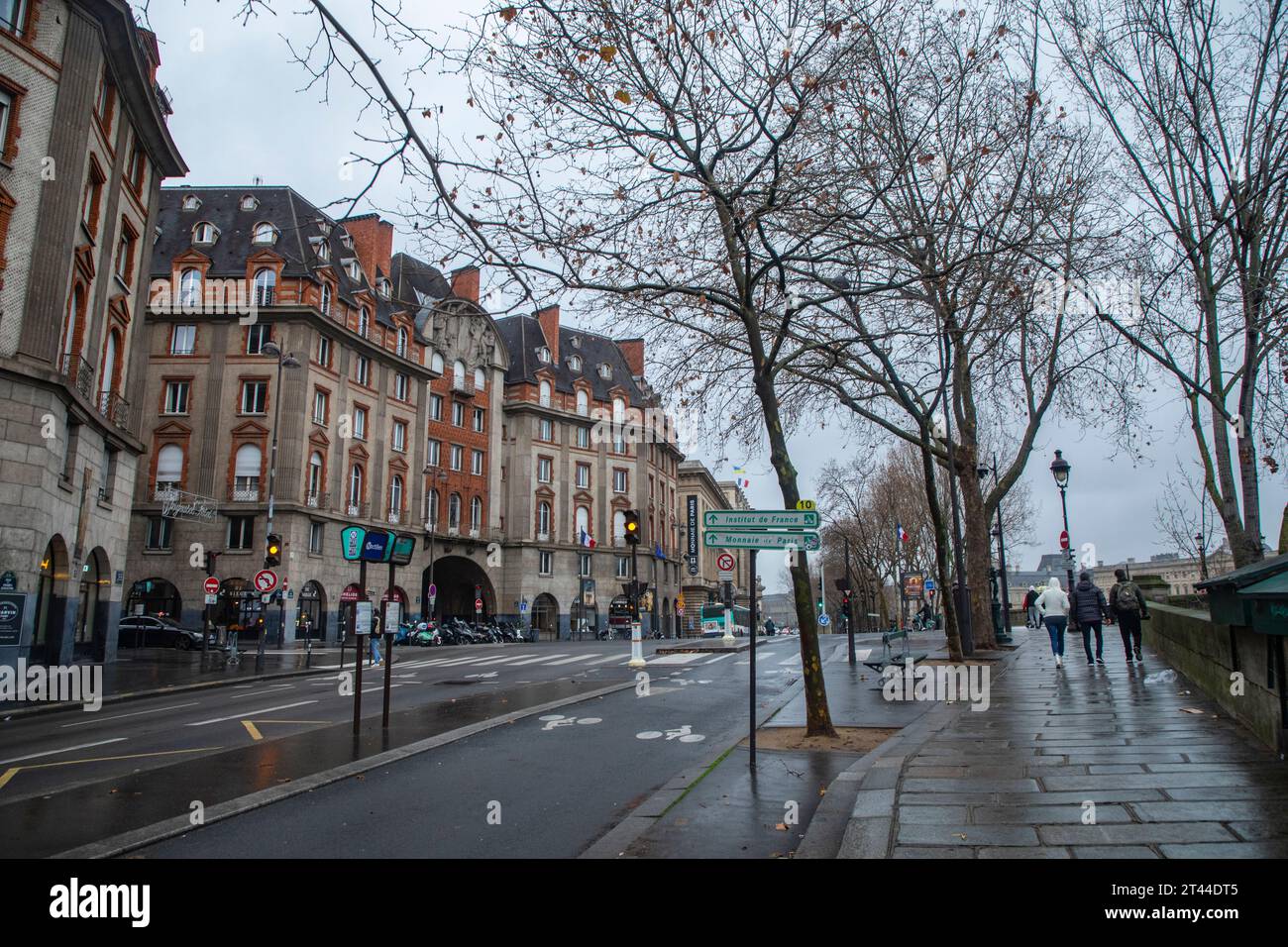 Ein atemberaubendes Stadtbild von Paris, Frankreich, mit seiner ikonischen Architektur und seinem pulsierenden urbanen Charme. Stockfoto