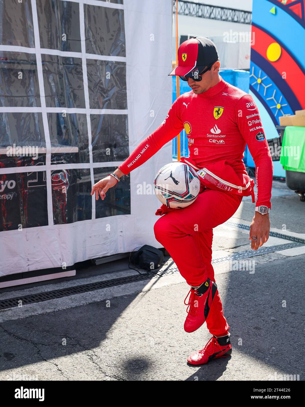 Mexiko-Stadt, Mexiko. Oktober 2023. LECLERC Charles (mco), Scuderia Ferrari SF-23, Fußball zum Aufwärmen während des Formel 1 Grand Premio de la Ciudad de Mexico 2023, 19. Runde der Formel-1-Weltmeisterschaft 2023 vom 27. Bis 29. Oktober 2023 auf dem Autodromo Hermanos Rodriguez in Mexiko-Stadt, Mexiko - Foto Florent Gooden/DPPI Credit: DPPI Media/Alamy Live News Stockfoto