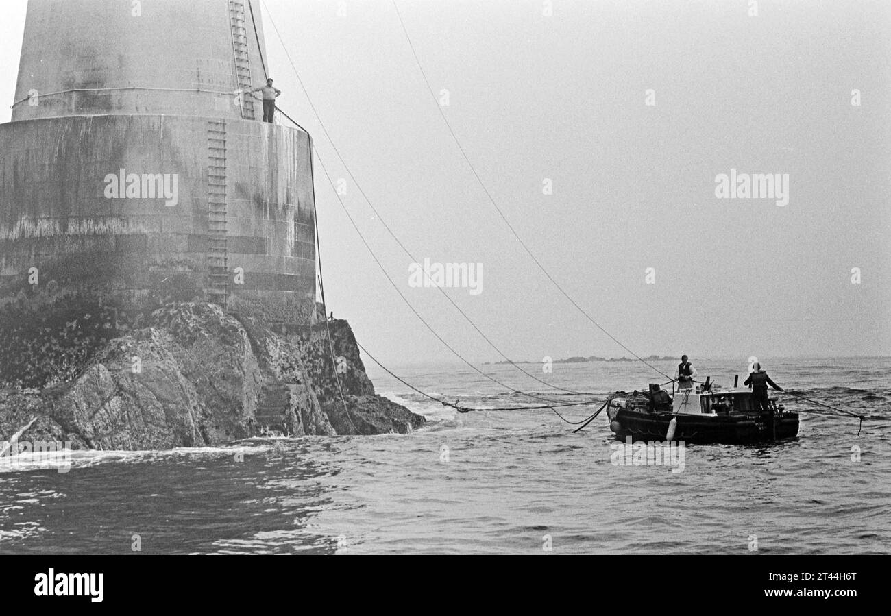 Ein Trinity House-Vorratsstart, der an der Basis des Felsens steht, auf dem der Leuchtturm von Bishops Rock steht, 6 Meilen vor den Scilly-Inseln. Deliveri Stockfoto