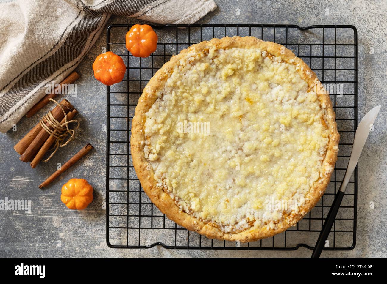 Herbst traditioneller Kuchen Kürbis mit Crumble und Pekannuss auf einem grauen Stein Hintergrund. Thanksgiving-Dessert. Blick von oben. Stockfoto