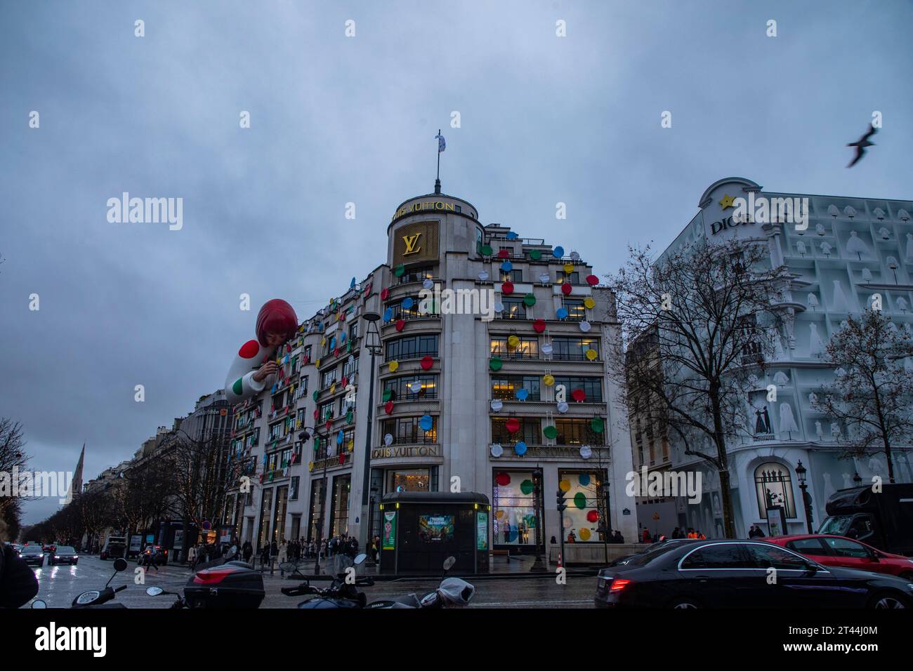 Eine kolossale Skulptur des japanischen Künstlers Yayoi Kusama ziert das Dach des Kaufhauses Louis Vuitton in Paris, Frankreich. Stockfoto
