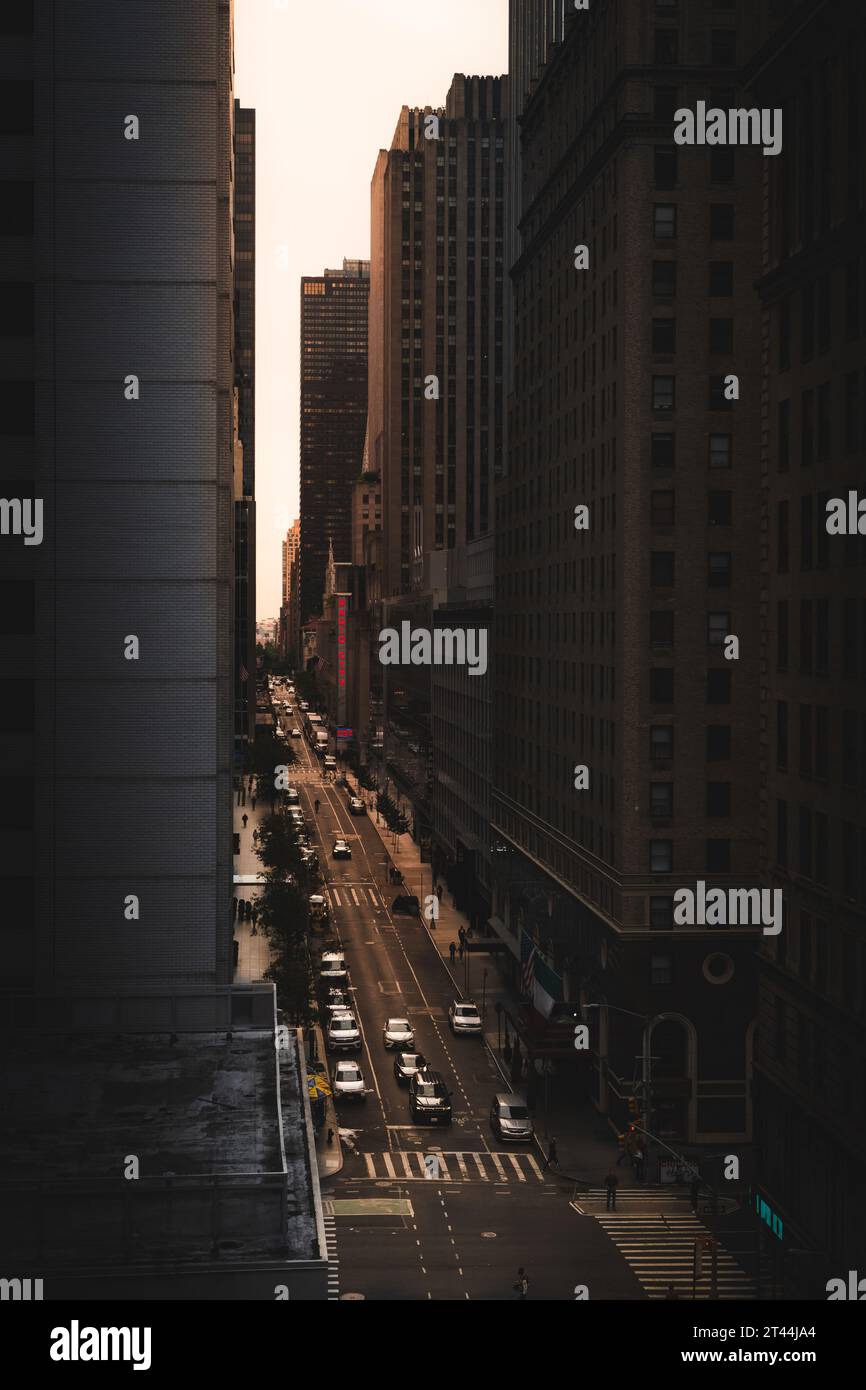 RADIO CITY MUSIC HALL, NEW YORK, USA, 15. SEPTEMBER 2023. Ein erhöhter Blick auf die West 51st Street in Midtown Manhattan bei Sonnenuntergang mit Radio City Music Stockfoto