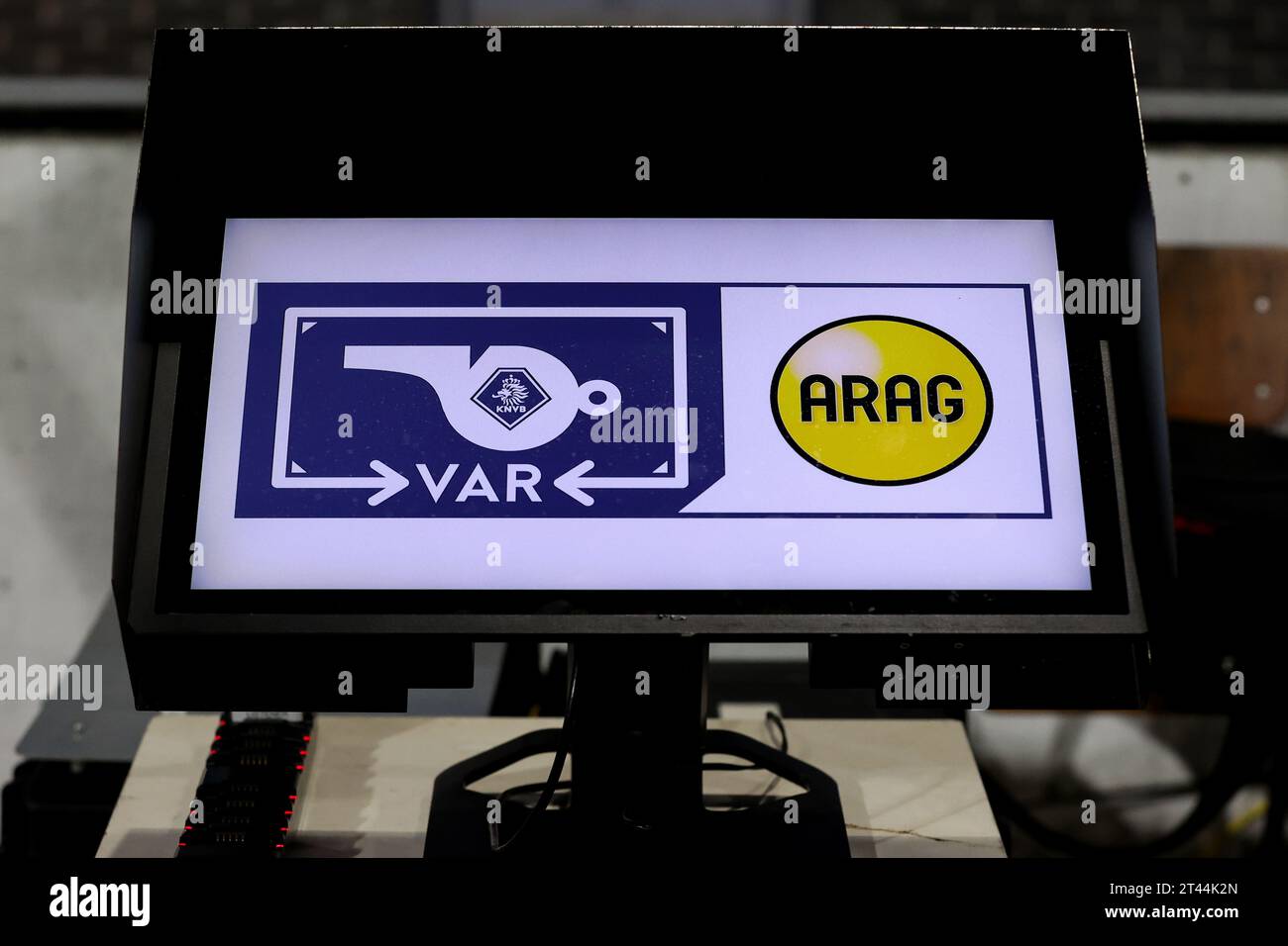 Rotterdam, Niederlande. Oktober 2023. ROTTERDAM, NIEDERLANDE - 28. OKTOBER: VAR-Monitor während des niederländischen Eredivisie-Spiels zwischen Sparta Rotterdam und RKC Waalwijk im Sparta-stadion Het Kasteel am 28. Oktober 2023 in Rotterdam, Niederlande. (Foto von Hans van der Valk/Orange Pictures) Credit: Orange Pics BV/Alamy Live News Stockfoto