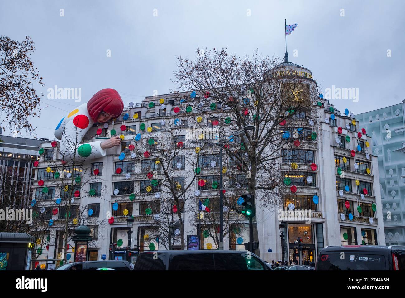 Eine kolossale Skulptur des japanischen Künstlers Yayoi Kusama ziert das Dach des Kaufhauses Louis Vuitton in Paris, Frankreich. Stockfoto