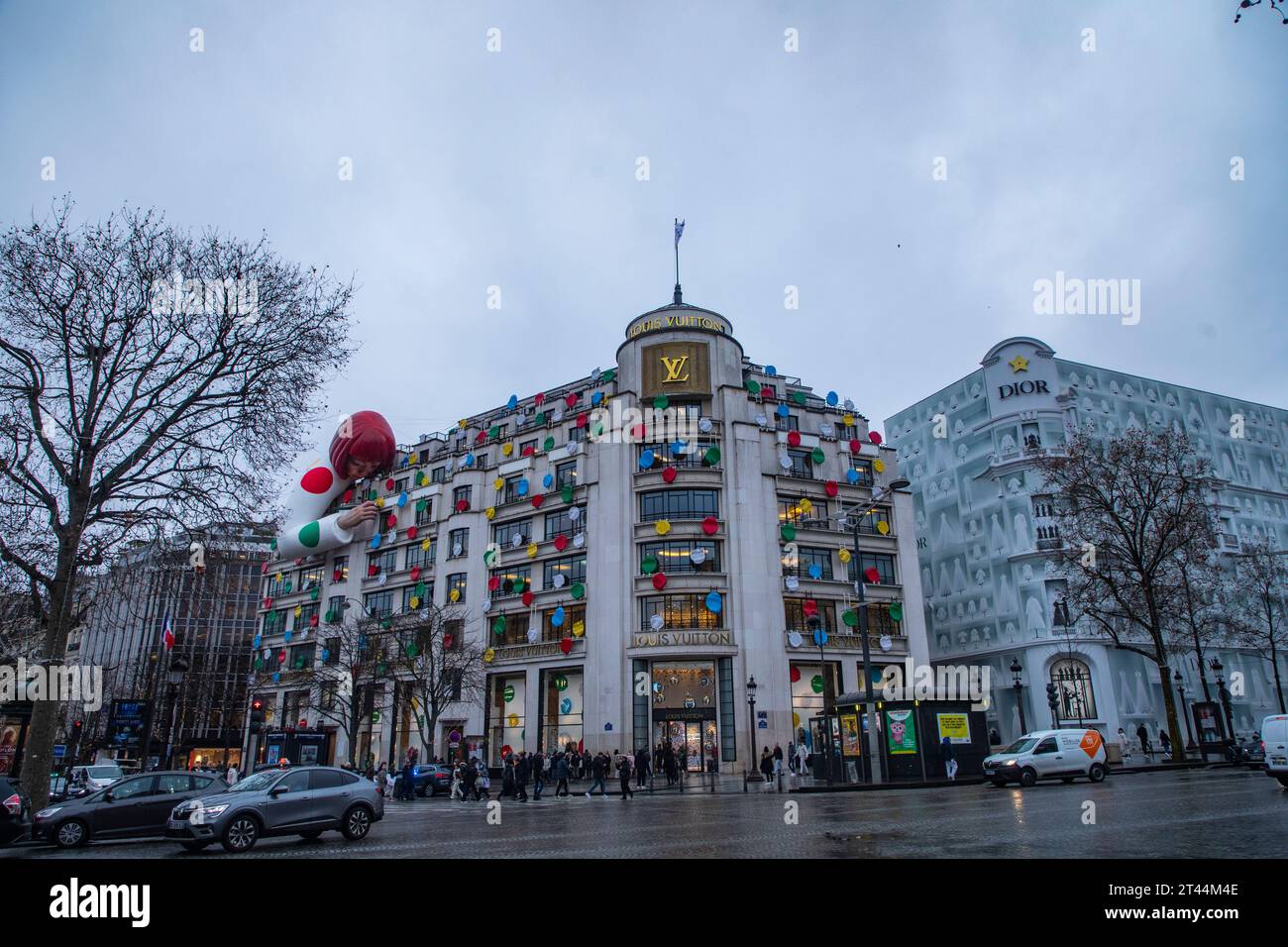 Eine kolossale Skulptur des japanischen Künstlers Yayoi Kusama ziert das Dach des Kaufhauses Louis Vuitton in Paris, Frankreich. Stockfoto
