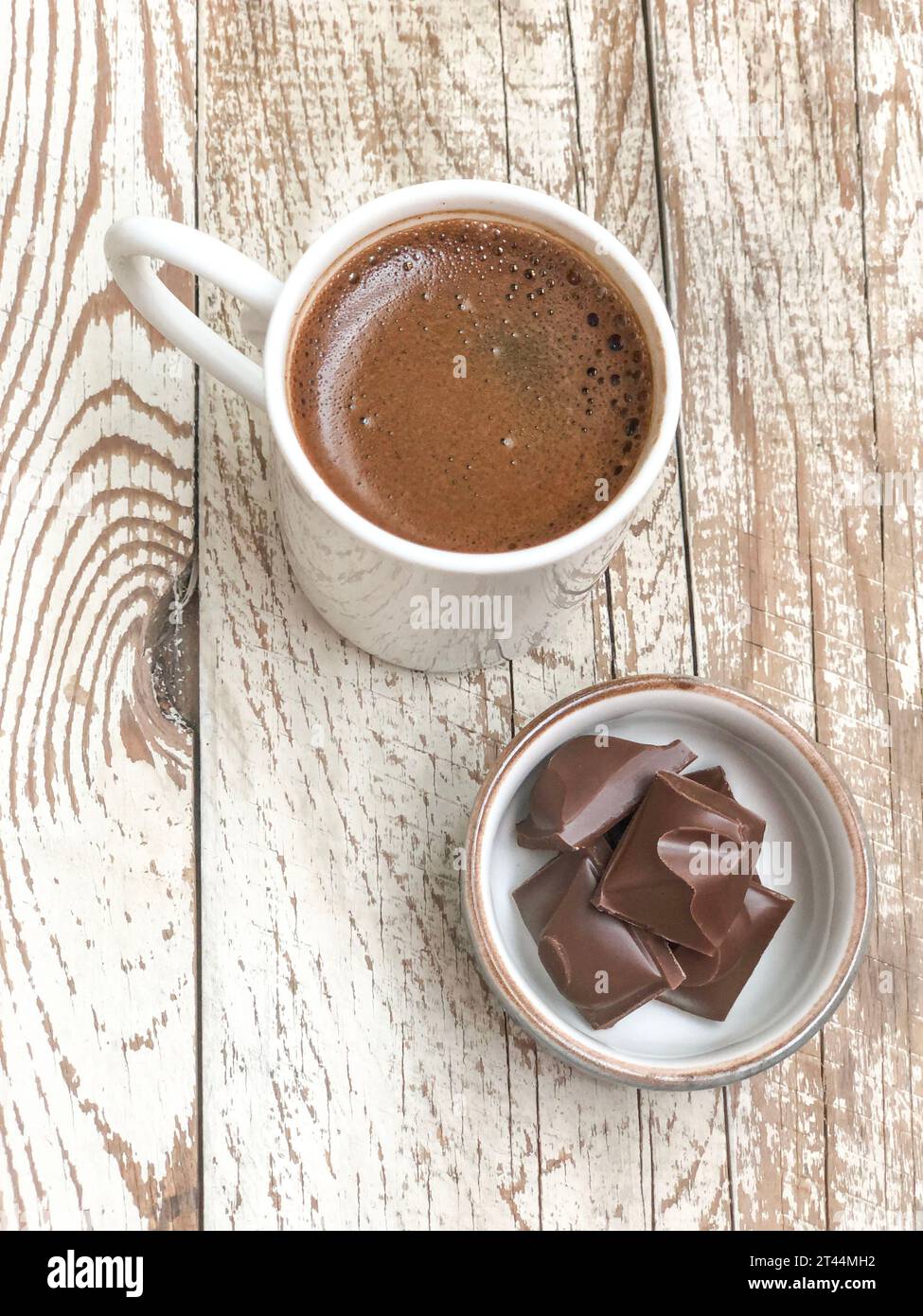 Kaffee, Tasse türkischer oder griechischer Kaffee mit Schokoladentafeln auf Holztisch mit Kopierraum. Köstliche dunkle Bitterschokoladentafeln mit Tradition Stockfoto