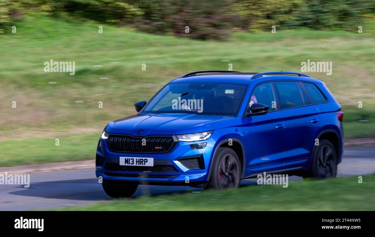 Milton Keynes, Großbritannien - 28. Oktober 2023: 2023 blaues Skoda Kodiaq Auto fährt auf einer englischen Straße Stockfoto