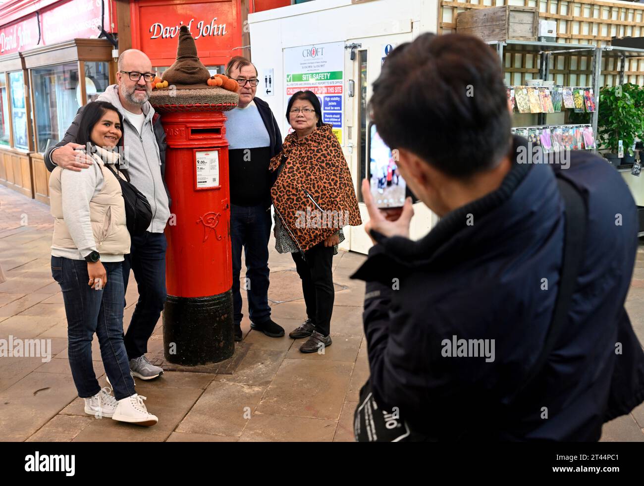 Im Inneren des legendären überdachten Oxford Markts, der viele Einheimische anzieht und Besucher überwacht, Touristen, die Fotos von Freunden machen, Großbritannien Stockfoto