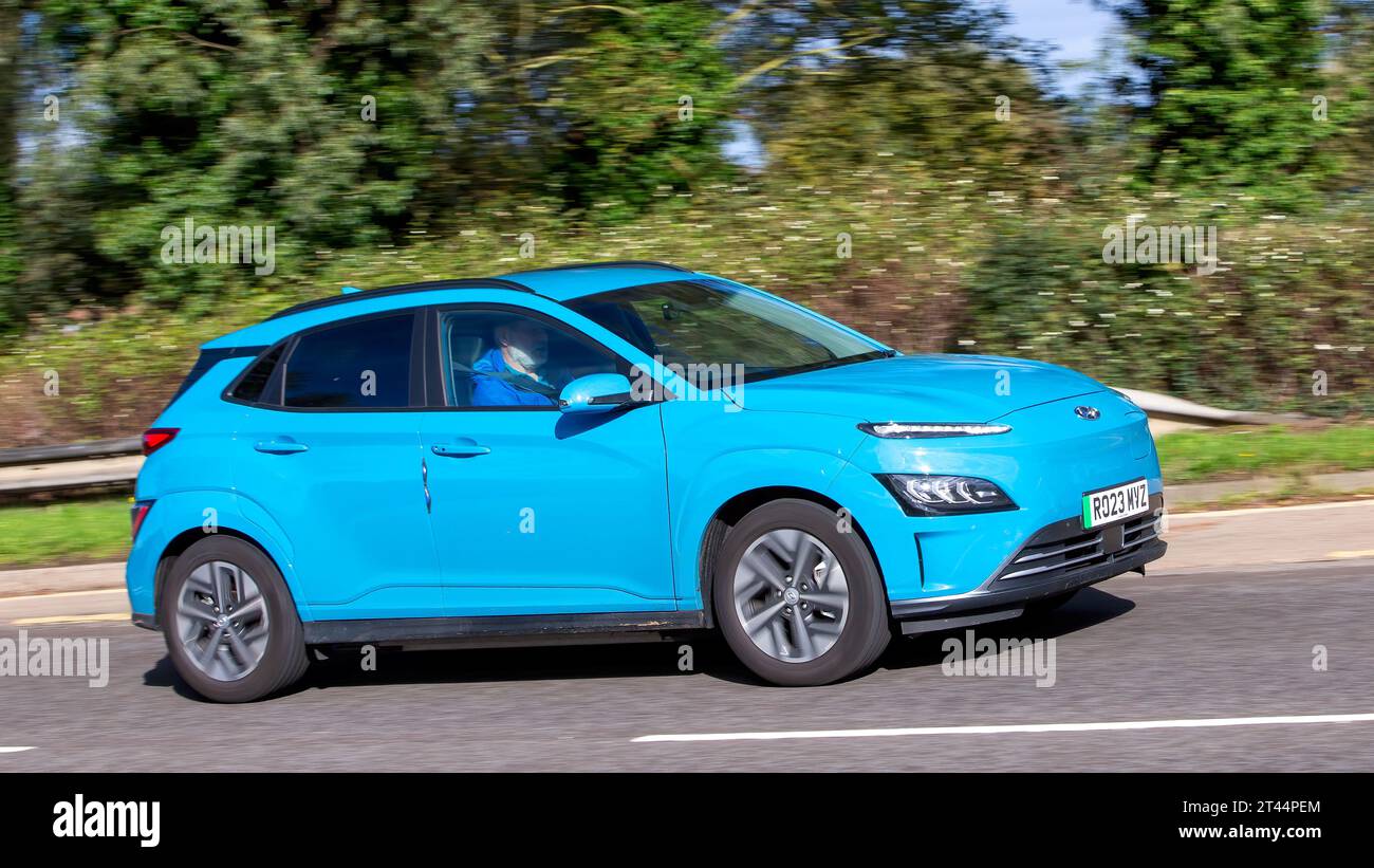 Milton Keynes, Großbritannien - 22. Oktober 2023: 2023 hellblaues Hyundai Kona Elektroauto, das auf einer englischen Straße fährt Stockfoto