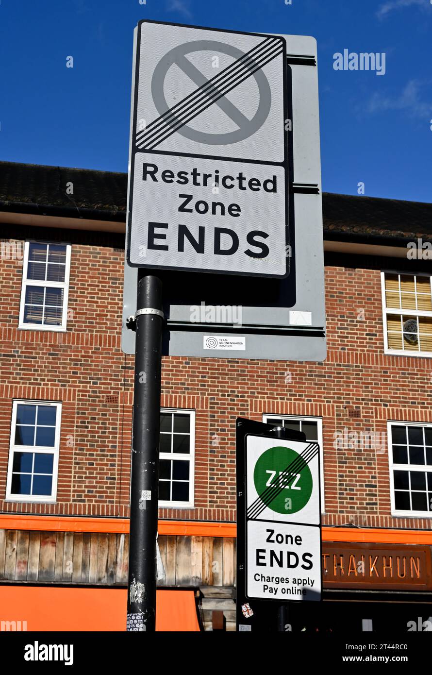 Straßenschild „Zero Emission Zone“ (ZEZ) endet in Oxford, Großbritannien Stockfoto
