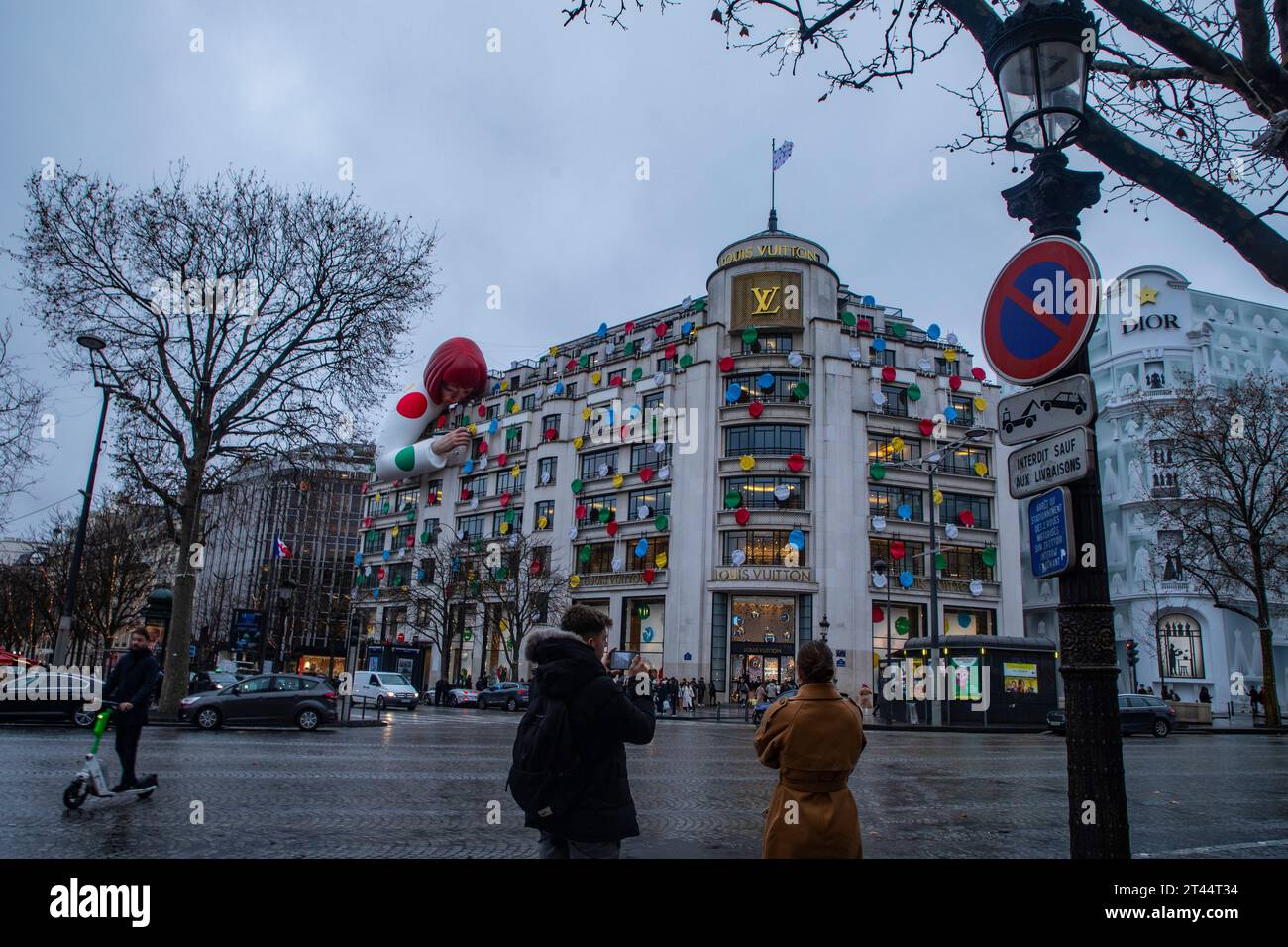 Eine kolossale Skulptur des japanischen Künstlers Yayoi Kusama ziert das Dach des Kaufhauses Louis Vuitton in Paris, Frankreich. Stockfoto