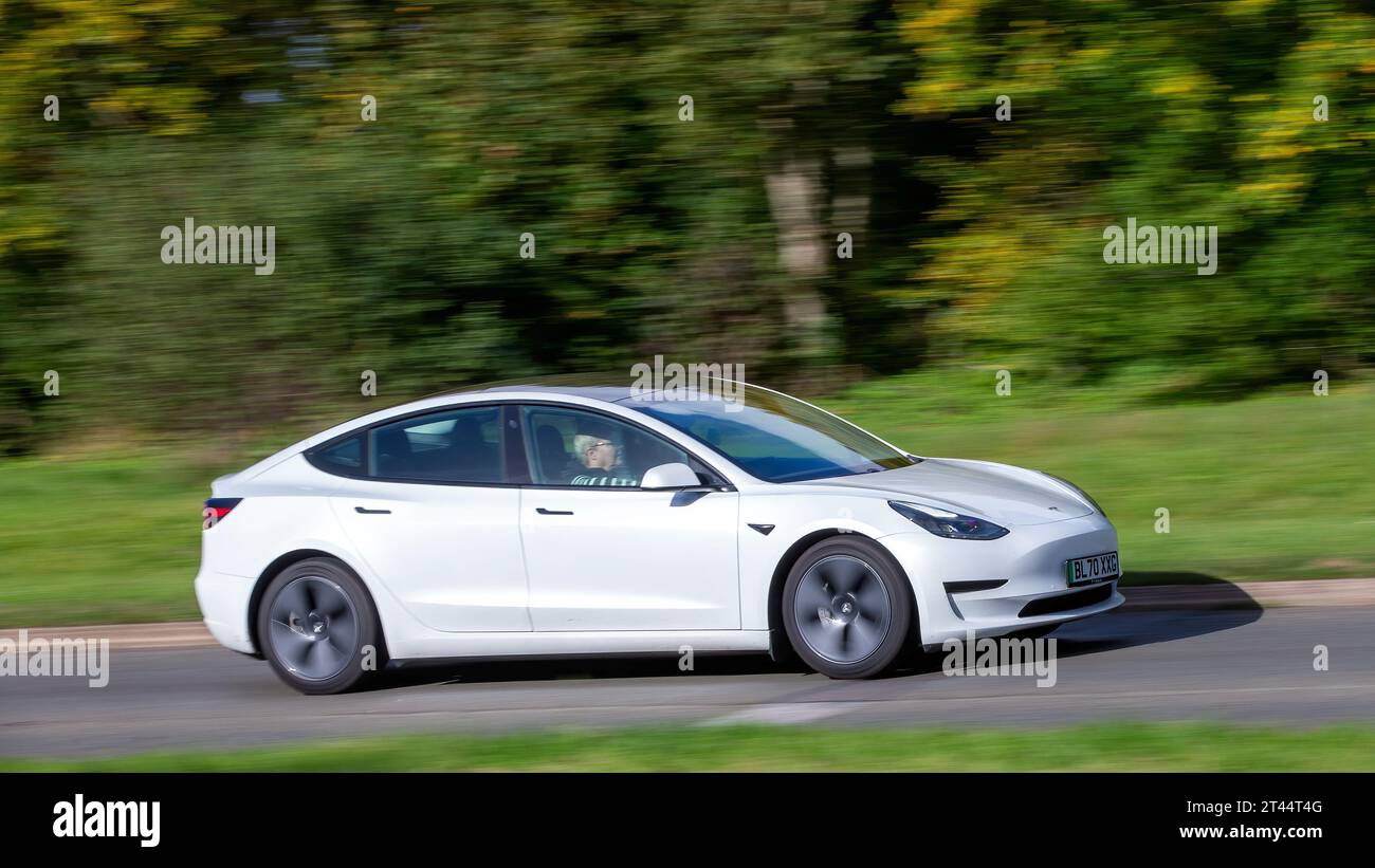 Milton Keynes, Großbritannien - 28. Oktober 2023:2020 weißes Tesla Model 3 Elektroauto, das auf einer englischen Straße fährt Stockfoto