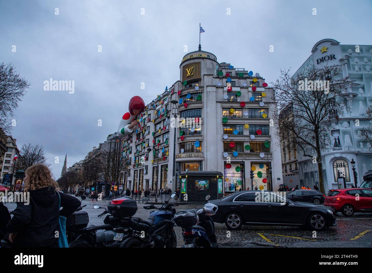 Eine kolossale Skulptur des japanischen Künstlers Yayoi Kusama ziert das Dach des Kaufhauses Louis Vuitton in Paris, Frankreich. Stockfoto
