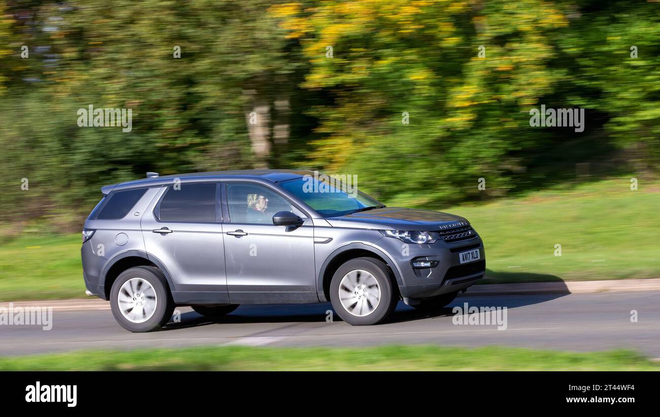 Milton Keynes, Großbritannien - 28. Oktober 2023: 2017 grauer LAND ROVER DISCOVERY SPORTWAGEN mit Dieselmotor, der auf einer englischen Straße fährt Stockfoto