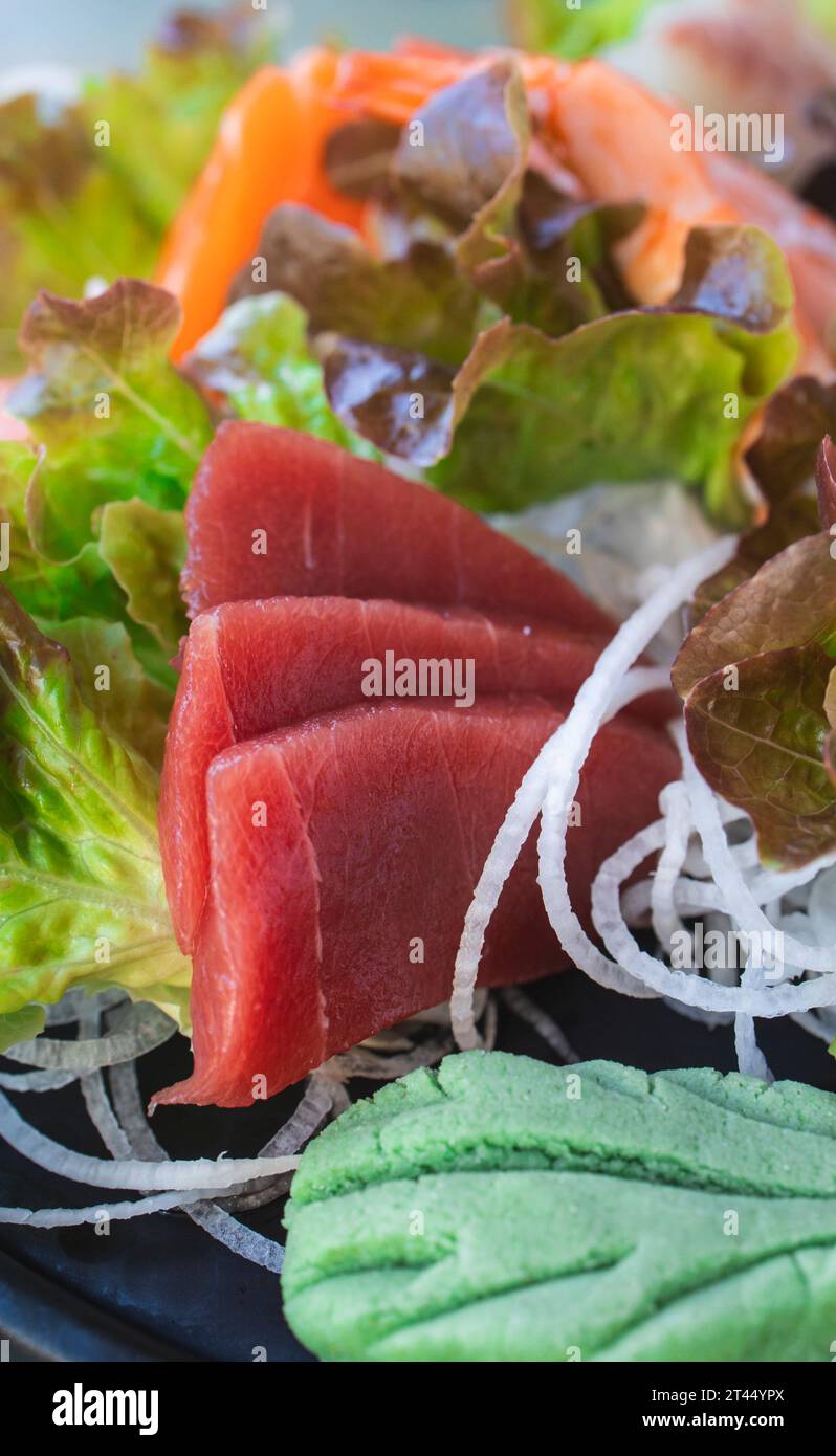 Nahaufnahme des japanischen Thunfisch-Sashimi. Vertikales Bild Stockfoto