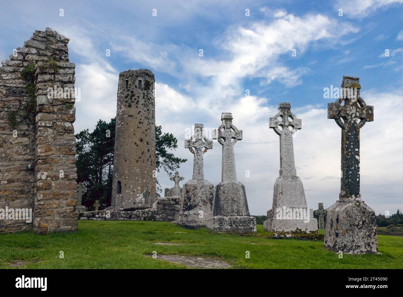 Clonmacnoise ist eine frühe klösterliche Siedlung, die im 6. Jahrhundert von Saint Ciarán gegründet wurde. Es liegt am Ufer des Flusses Shannon im County Off Stockfoto