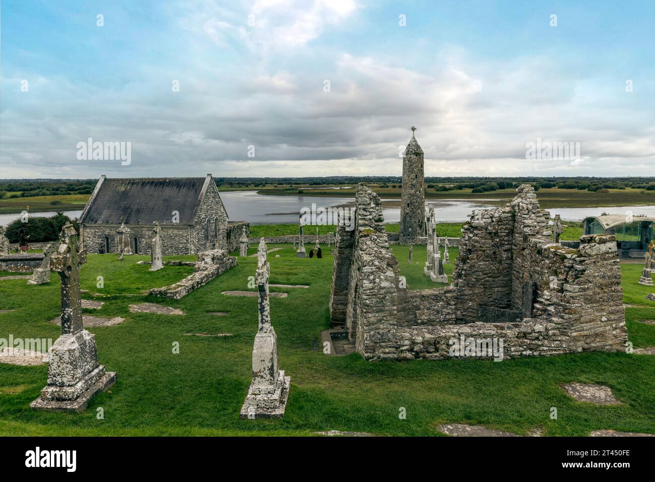 Clonmacnoise ist eine frühe klösterliche Siedlung, die im 6. Jahrhundert von Saint Ciarán gegründet wurde. Es liegt am Ufer des Flusses Shannon im County Off Stockfoto